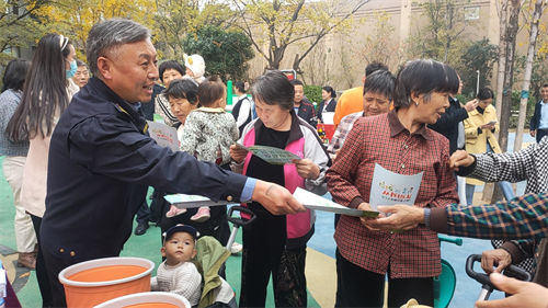 兰山区综合行政执法局垃圾分类宣传活动走进拉菲公馆 第 2 张