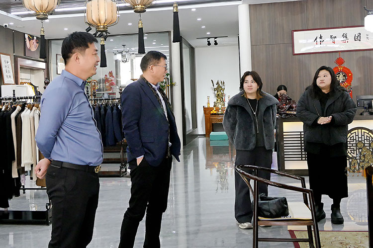 中国服装设计师协会领导莅临伟智集团检查指导工作 第 2 张
